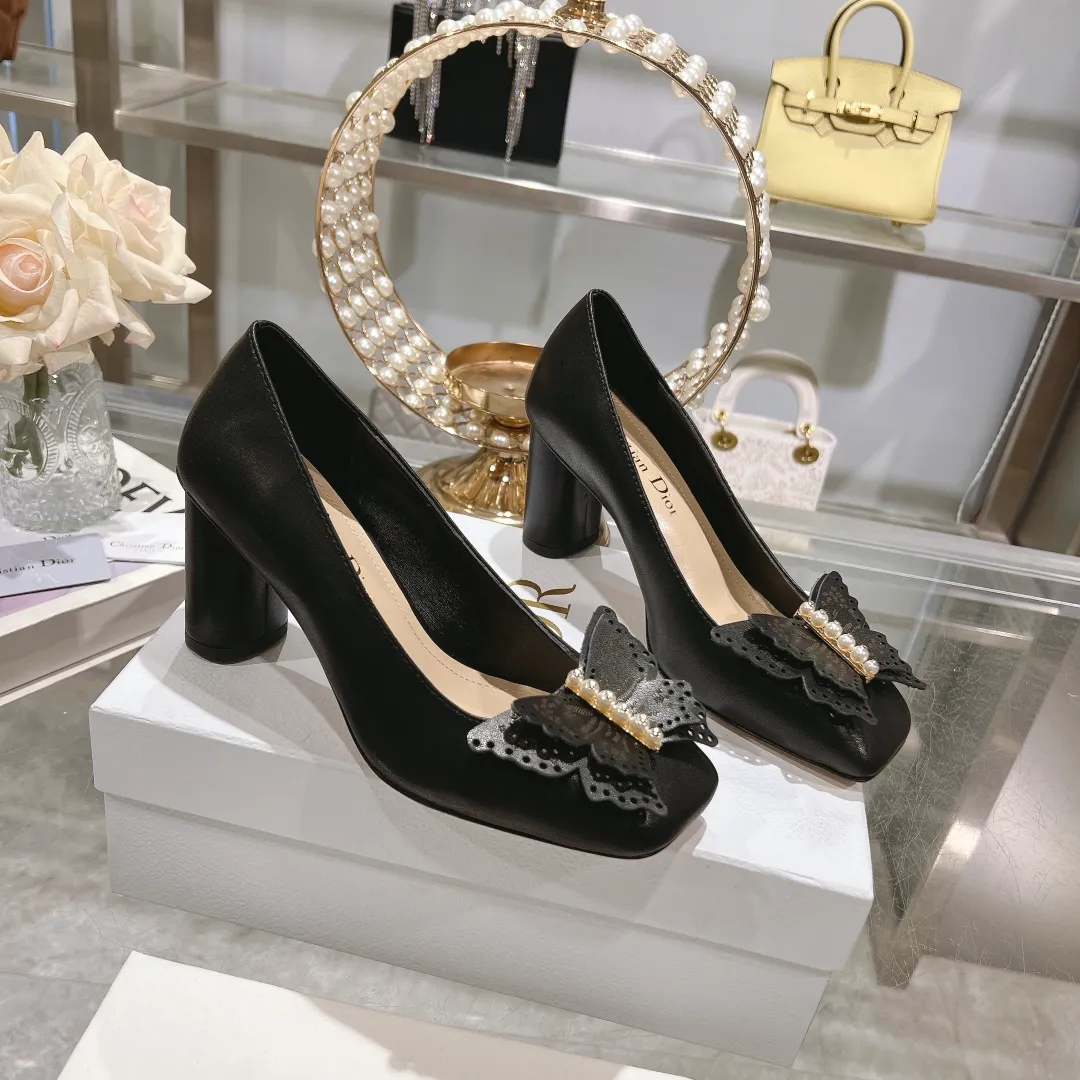 👟👟Ex-factory price 560👟👟 2024 early spring new style ◼️Dior ◼️Dior spring and summer latest fashion show haute couture series sandals Bow Mary Jane ——— Ldylle retro Roman style doll women's sandals CD pearl five metal buckle bow low-heeled women's single shoes Original development top high-end version Material: imported cow patent leather upper + water-dyed sheepskin lining + original molded pearl buckle + Italian genuine leather outsole Size: 34-40 (34.40. Customization is non-refundable and non-exchangeable) Heel height: 4.5cm 8.5cm